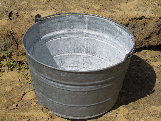 Round metal tub available for rent from www.momentarilyyours.com, $6.