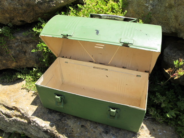 Small green lunch box available for rent from www.momentarilyyours.com, $1.