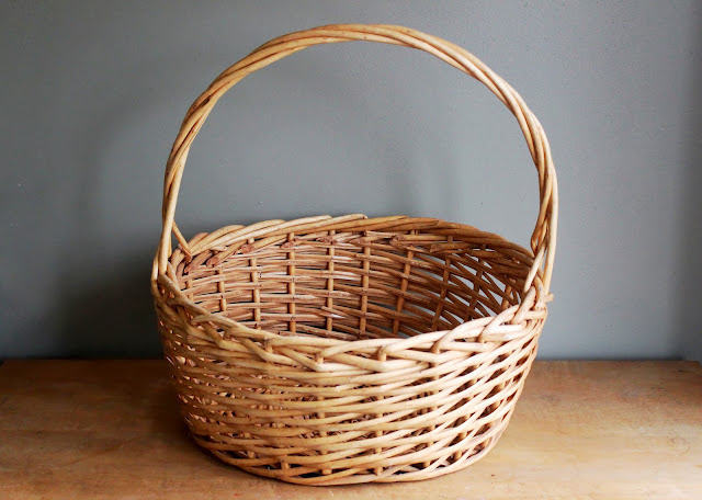 Large basket available for rent from www.momentarilyyours.com, $3.00.